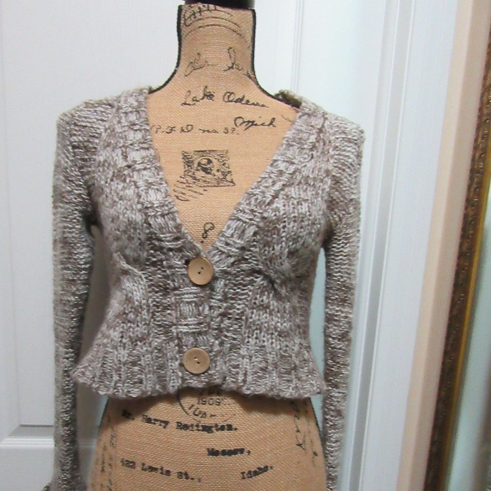 Short sweater large buttons